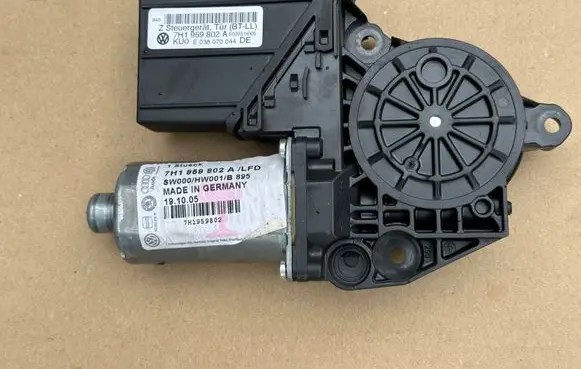 Volkswagen Multivan T5 Front door window regulator motor 7H1959802A