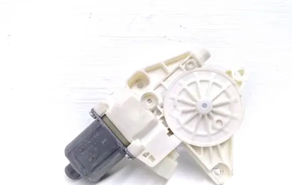 Mercedes-Benz C W204 Front door window regulator motor A2048200142 0130822503