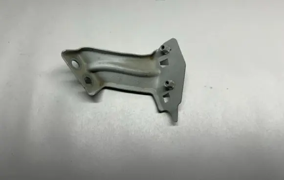 Volkswagen Jetta VII Fender mounting bracket 17A821137