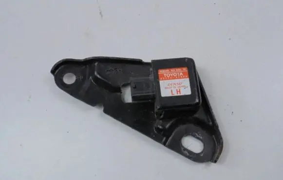 Toyota Prius (NHW20) Airbag control unit/module 89174-47040