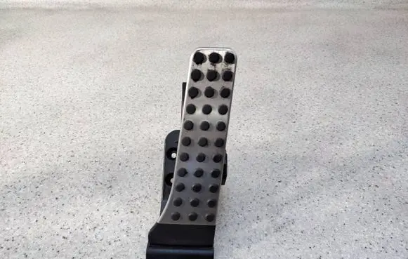 Accelerator throttle pedal