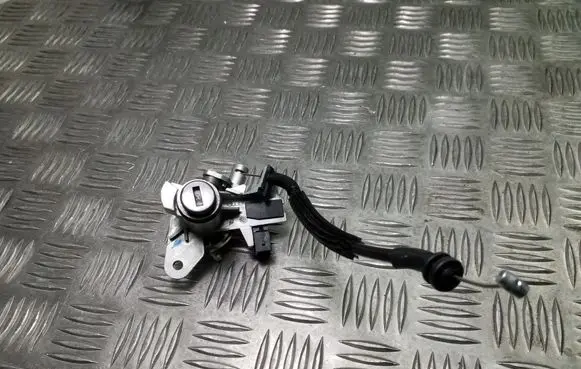 Audi A4 S4 B6 8E 8H Tailgate exterior lock 8E0827573