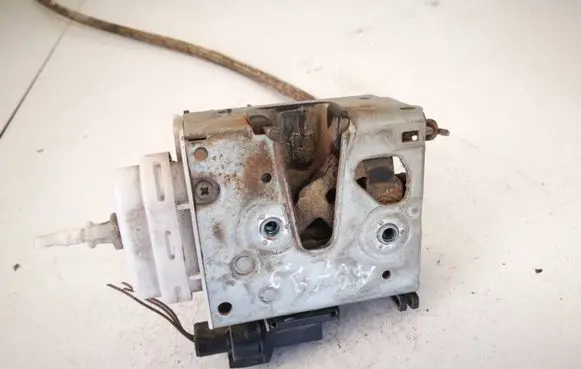Audi A4 S4 B5 8D Front door lock 8d1837015f
