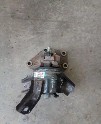 KIA Sportage Engine mount bracket 218302S101