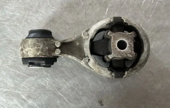 Nissan X-Trail T31 Engine mount bracket 11350JD00