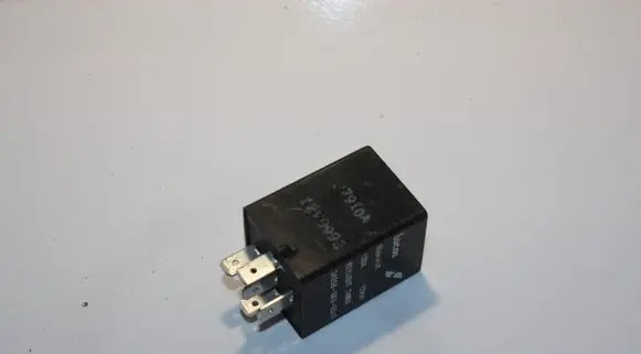 Volkswagen PASSAT B5 Other relay 34258SK3E010