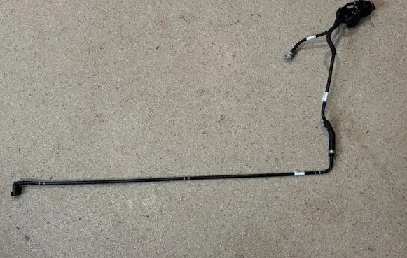 Engine coolant pipe/hose