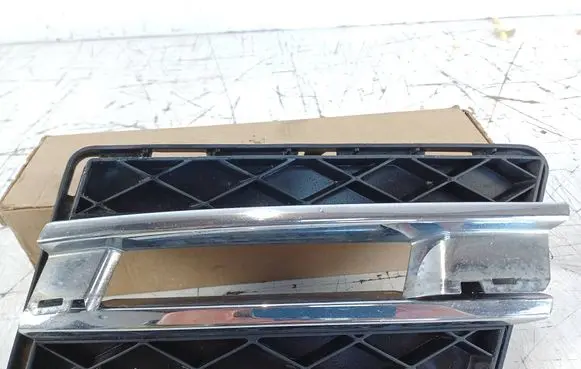 Mercedes-Benz GLK (X204) Front fog light trim/grill A2048854023