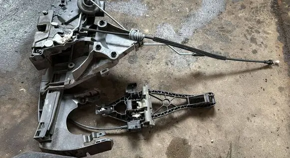 Volvo V50 Front door lock 30784047