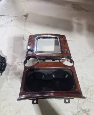 Volkswagen Touareg I Cup holder front 