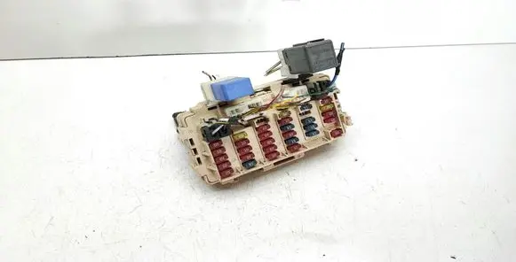 Nissan X-Trail T30 Fuse module 2523079981