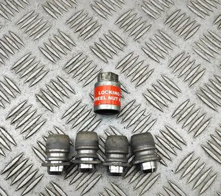 Mitsubishi Outlander Anti-theft wheel nuts and lock ERN67902