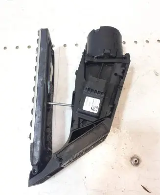 Mercedes-Benz C W205 Accelerator throttle pedal A2223003500 A2C78734116 1H0740159