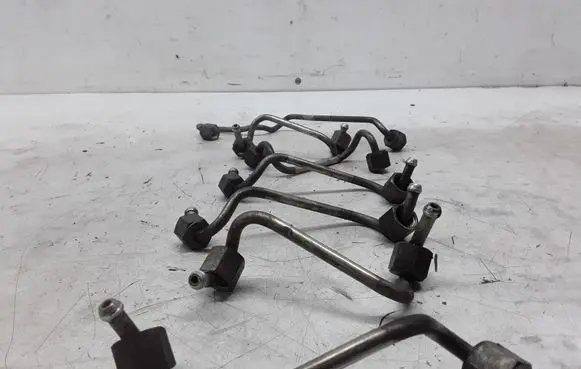 BMW 5 E39 Fuel injector supply line/pipe 