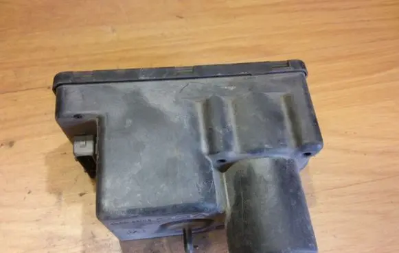 Audi 80 90 S2 B4 Central locking vacuum pump 443862257H