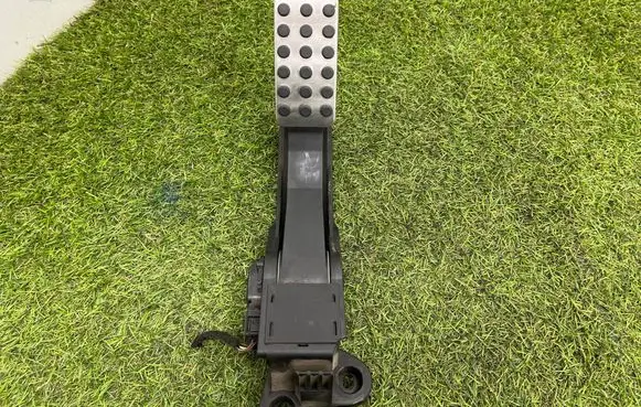 Accelerator throttle pedal