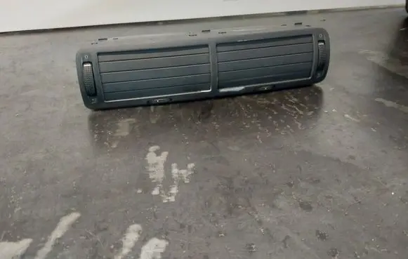 Volkswagen PASSAT B5 Dash center air vent grill 3B0819728D