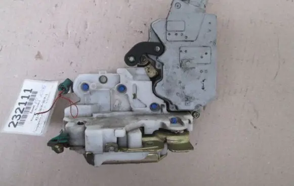 Nissan Primera Front door lock