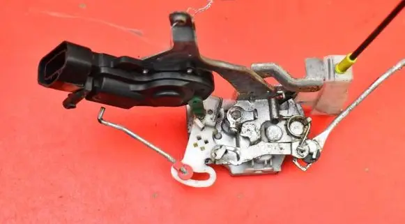 Peugeot 107 Front door lock