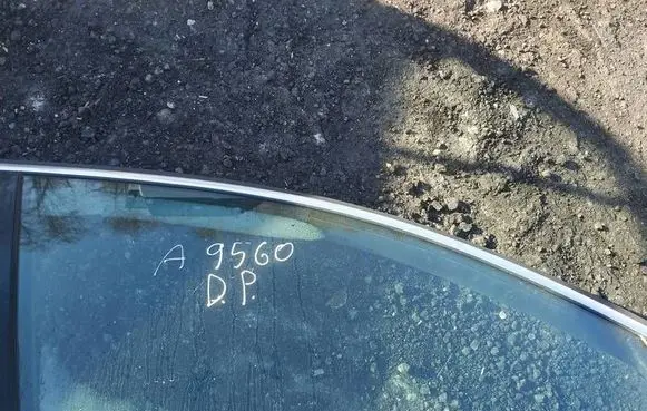 Volvo S80 Front door window glass four-door as2