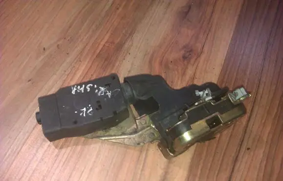 Mitsubishi Carisma Front door lock