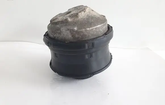 Engine mount bracket