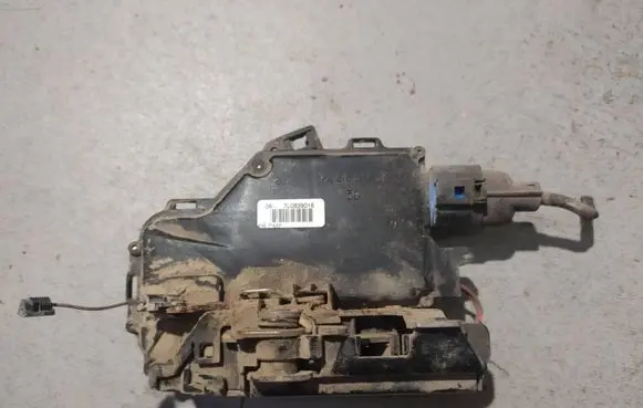 Volkswagen Golf V Rear door lock 7L0839016