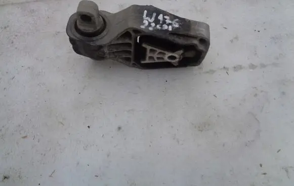 Mercedes-Benz A W176 Engine mounting bracket