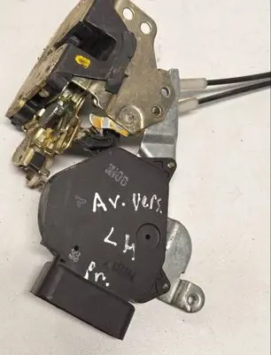 Toyota Avensis Verso Front door lock 3H08
