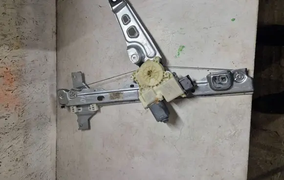 Peugeot 3008 I Front door window regulator with motor 9682808880
