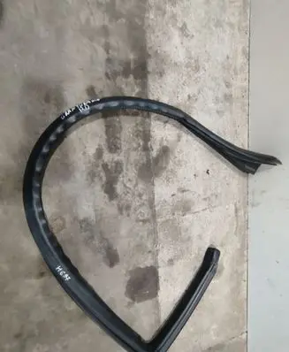 Maserati GranTurismo Front door rubber seal 80089100