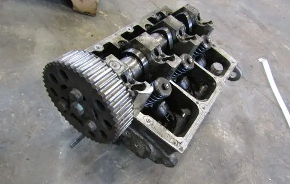 Volkswagen Polo III 6N 6N2 6NF Engine head 045103373H