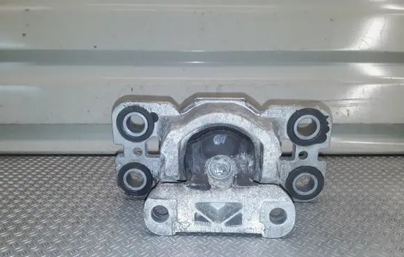 Volvo V70 Engine mount bracket 8g9n7m121aa