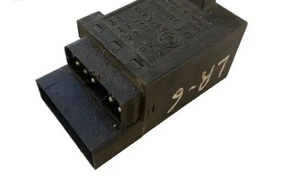 BMW 5 E39 Glow plug pre-heat relay 2246473 7288601 044606
