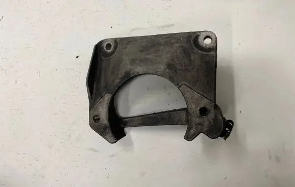 BMW 5 E60 E61 Engine mounting bracket 6761117