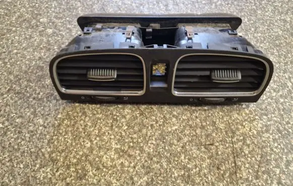 Volkswagen Golf VI Dash center air vent grill