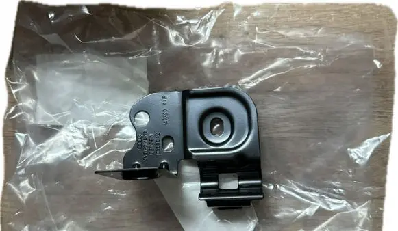 Audi Q7 4M Fender mounting bracket 4M0821167A
