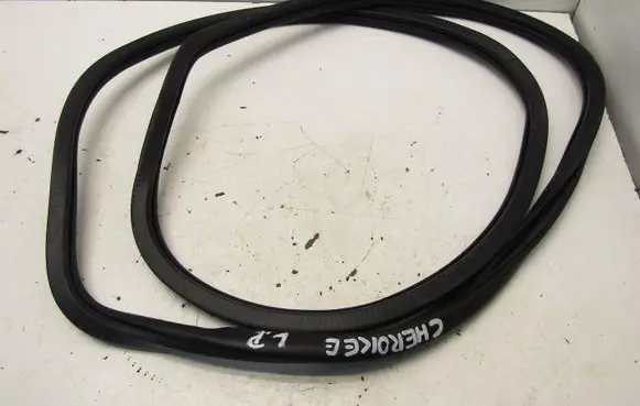 Jeep Cherokee Front door rubber seal 124520