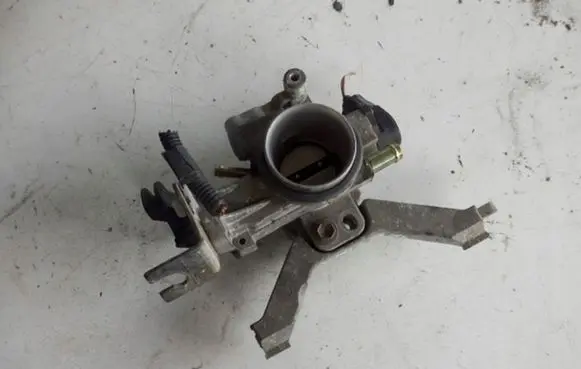 Toyota Yaris Throttle valve 0D010