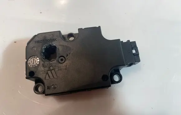 Audi A6 C7 Air flap motor/actuator HEUT0045K S12H3 CZ1139300854