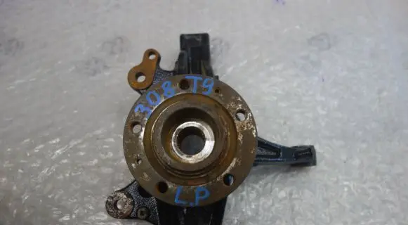 Peugeot 308 Front wheel hub spindle knuckle