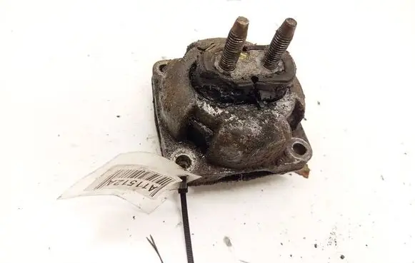 Mercedes-Benz R W251 Engine mount bracket