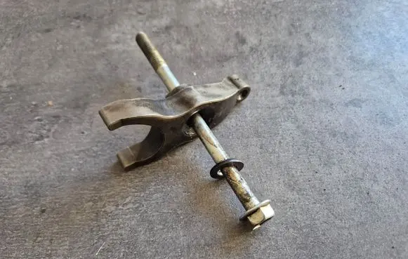Toyota Hilux (AN10, AN20, AN30) Fuel Injector clamp holder 