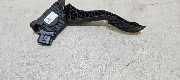 Volkswagen Tiguan Accelerator throttle pedal 5Q1723503J