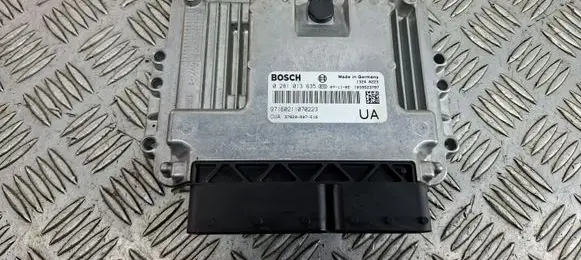 Honda CR-V Engine control unit/module 0281013635