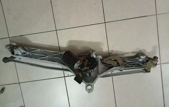 Mercedes-Benz S W220 Front wiper linkage and motor 