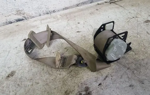 Infiniti Q45 III Rear seatbelt