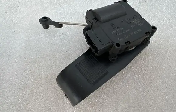 Volkswagen Touareg I Air flap motor/actuator 4F0820511B 331892200 24070801