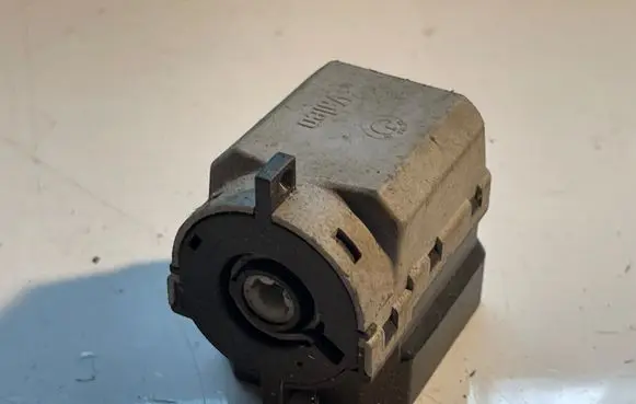 BMW 5 E39 Ignition lock contact 8363706