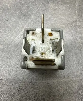 Volkswagen Touran I Light washer relay 8D0951253